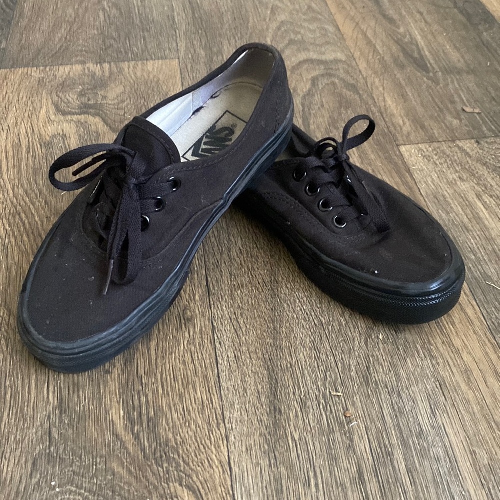Black 5.5 Women, will fit 4.0 in boys sizing.